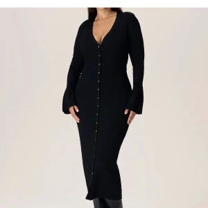 Adoore klänning  - Säljer denna adoore klänningen, den har gått sönder i ena ärmen men är ihop sydd därav det lite billigare priset!