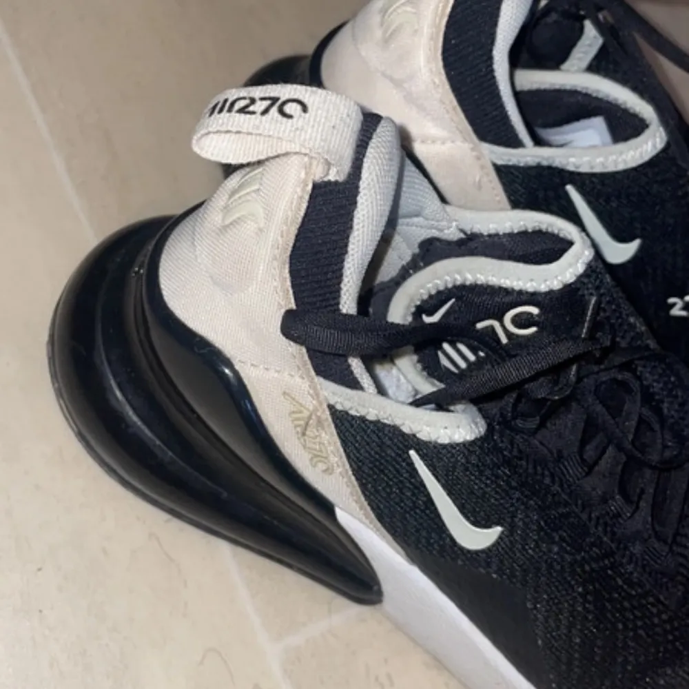 Nike skor anvönda ett par gångee, sulorna fattas storlek 36,5. Skor.
