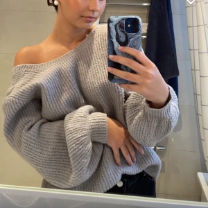 Linn Ahlborg x NAKD stickad tröja  - Linn Ahlborg x NAKD stickad tröja i grått. Öppen i ryggen. Haft den länge men inte använt mycket då den är öppen i ryggen vilket inte är min stil. 