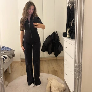 Jeansdress - Säljer nu min älskade jeansdress då jag inte får användning för den längre. Den är superfin och stretchig material. Är storlek XS men jag själv brukar ha S och den passar mig bra!  OBS Den runda grejen på dragkedjan har jag dragit bort… 