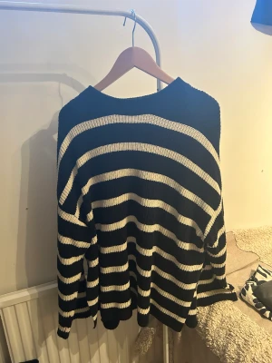 Fin randig tröja - Fin randig tröja från h&m, lite nopprig på vissa ställen men är som ny i formen. 60% bomull och 40% akryl. Har även slits på sidorna som snygg detalj, fin till hösten!