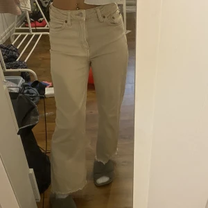 Beiga jeans  - Säljer dessa beiga jeans inga skavanker eller liknande använt Max 2 gånger💓