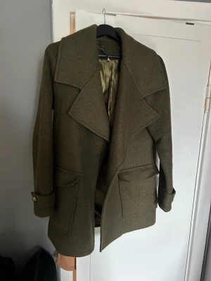 Militärgrön kappa  - Kappa från zara, fint skick.   Kappan är i blandat ull material   Nypris 1499   Storlek M passar s/m 