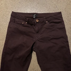 Jeans  - Säljer dom här jätte fina lågmidjade vinröda jeansen från Hm i storlek 42 men passar 34/36💗