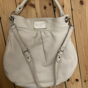 Marc Jacobs väska  - Säljer min mammas gamla Marc Jacobs väska då den inte kommer till användning!! Special då den har silver detaljer!! Skriv för fler bilder! Väldigt bra skick💗💗