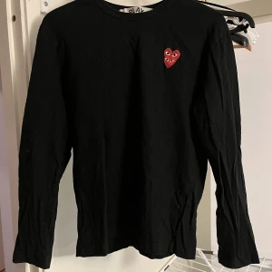 Comme des Garçons långärmad t-shirt  - Säljer nu denna tröja då den enbart legat i garderoben där hemma senaste året. Fint skick men använde den rätt mycket första tiden. Står storlek M men tycker själv den sitter lite mer åt S hållet.