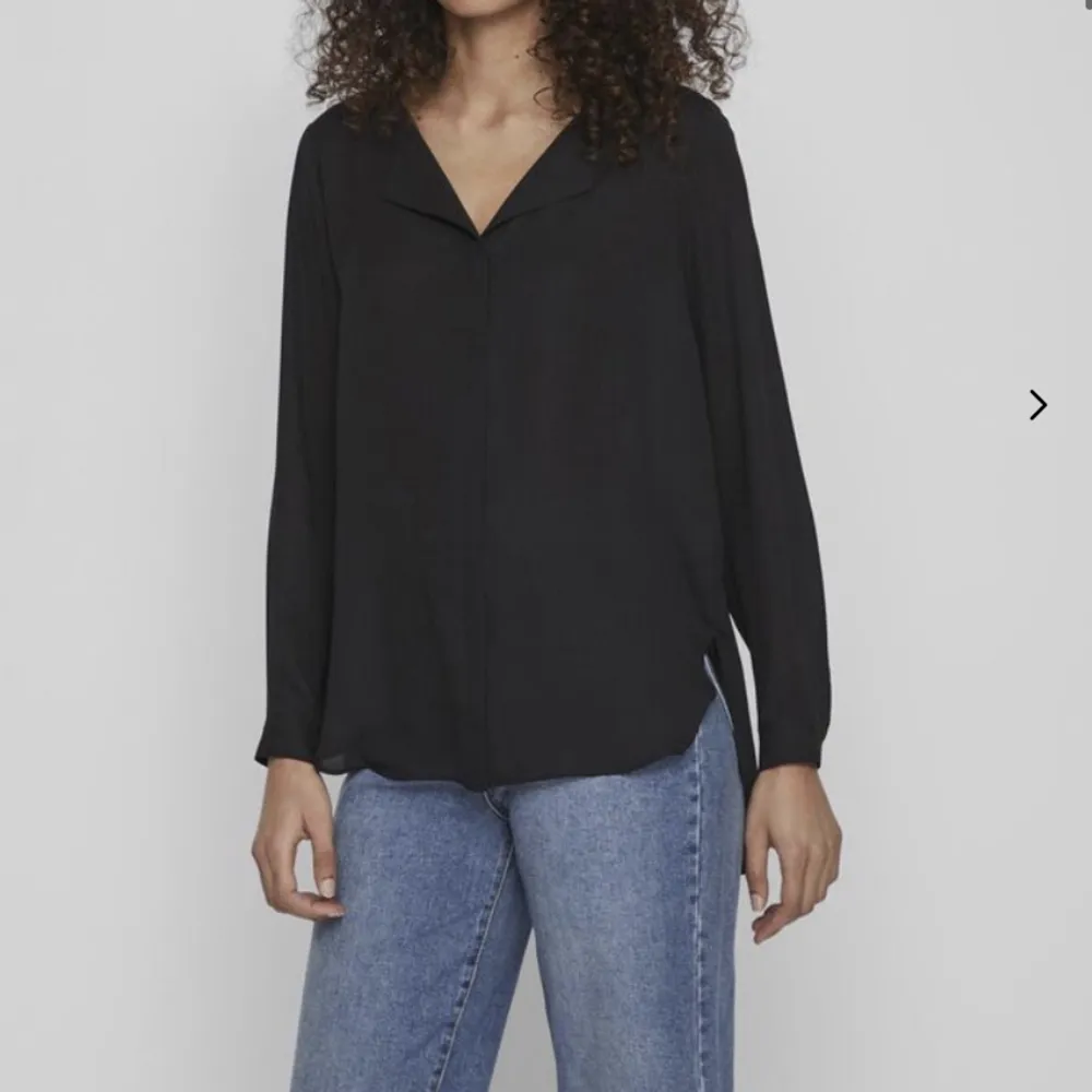 En svart skjorta ifrån Vero Moda, lite liten i storleken därav är den storlek XL, tröjan är menad att ha en loose fit och passar därav även mindre storlekar. . Skjortor.