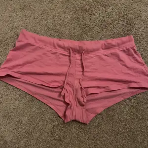 Säljer ett par rosa shorts och de är i storlek M. Men de är också low Rise🩷 + frakt 