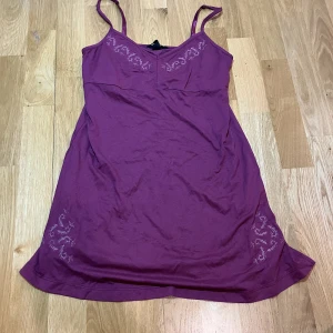 Klänning - Söt klänning med brodering