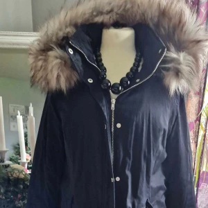 Snygg parkas med päls  - Perfekt Nu Till hösten och vintern med en varm go tröja under 