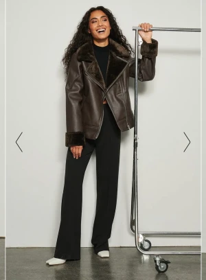 Pilotjacka - Pilotjacka från NAKD köpt förra året, är i nyskick. Fodrad med varm päls på insidan så passar perfekt till vintern!