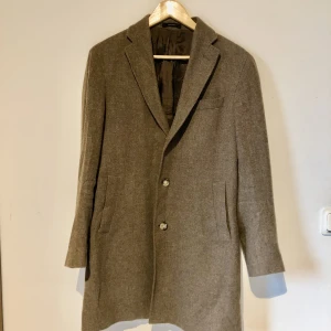 Massimo Dutti Ull Rock Kamelfärgad Stl 46 - Mörk kamelfärgad rock från Massimo Dutti, storlek 46. 100% ull. I fint skick förutom att översta knappen sitter lite löst, går dock att laga enkelt. 