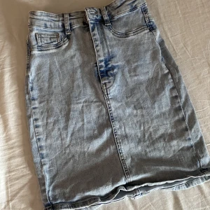 Kjol - Tajt jeanskjol från Gina Tricot i storlek XS 💗 knappt använd!