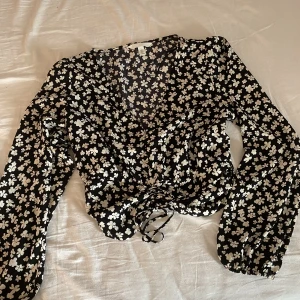Blus - Fin blus från H&M i storlek S 💗 aldrig använd!