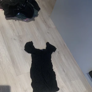 Klänning - Jätte fin klänning med mönster, prislappen sitter kvar, ej använd.