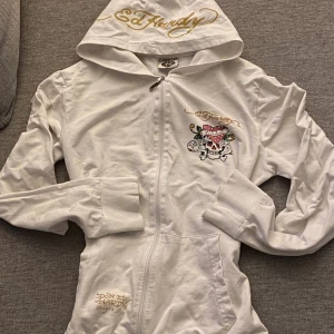 Ed Hardy hoodie - Äkta ed Hardy hoodie med coola detalj 