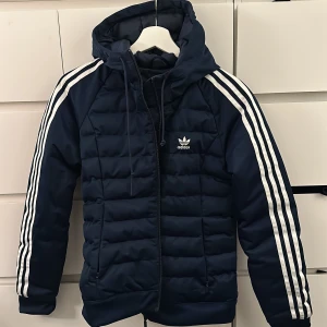Vinterjacka  - Varm och skön jacka från adidas i storlek 34. Fint skick!