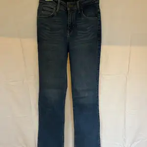 Flare jeans från Lee i storlek 25/33! Snygg blå färg och lätta att styla🌟köptes nya för 900kr