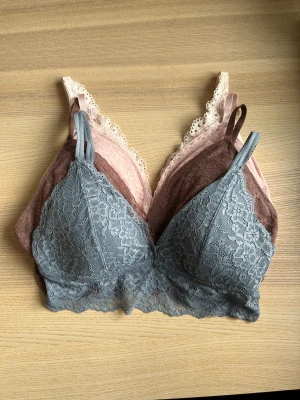 4 oanvända bh - 4 stycken oanvända bh:ar från HM i storlek 40, 42 och M. Snabbt köpt uppskattas