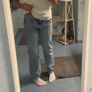 Ljusblåa lågmidjade Jeans - Ett par super snygga blåa lågmidjade jeans ifrån GinaTricot i storlek 34 💙 Jag är typ 166 och dom är pågränsen till för korta 