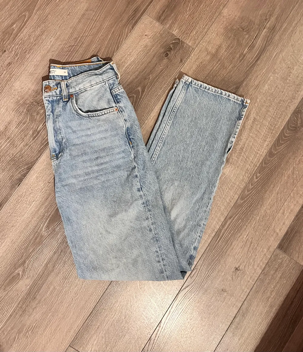 Säljer dessa Highwaist straigth jeans med slit från Gina💗. Jeans & Byxor.
