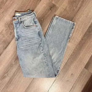 Säljer dessa Highwaist straigth jeans med slit från Gina💗