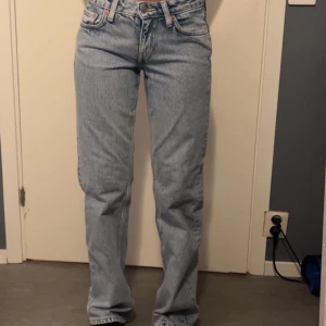 Arrow low stright jeans - Köpte det här jeansen för 590kr för ett halv år sen, dom är i väldigt bra skick. säljer de för de har blivit försmå.💗