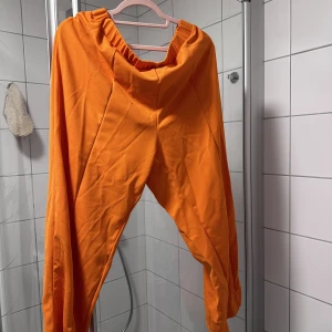 Orange byxor - Orange byxor   XXXL  Bra skick 