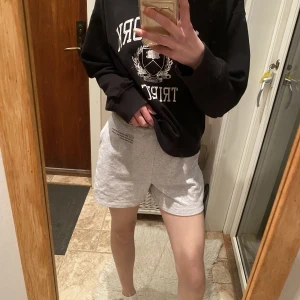 Gråa shorts - Gråa mjukisshorts med text på framsidan från h&m☺️Använda ca 4 gånger och har inga fel. Strl. 164 men passar XS.