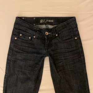 Flare jeans - super söta BJ jeans.  Dom är flare och lågmidjade en mörkblå jeans färg och as coola. fickor! Skriv om ni har frågor.  Om ni är intresserade i bilder på skriv privat💗 