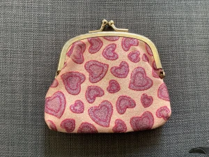 Liten plånbok  - Står namn i lite svagt. 