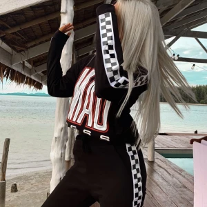 Madlady x Lisa Anckarman Mjukisset - Hoodie och mjukisbyxor från Lisa Anckarmans kollektion med Madlady. Båda är i storlek L. Säljer dessa som ett set 🖤 revären på armar och ben är i reflex, så de lyser när man tar bild med blixt ⚡️ se sista bilden!