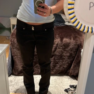 Byxor  - Superfina lågmidjade byxor från Gina. De är egentligen runt 80 cm i innerbenslängd men har vikt upp de så att de är 75 i längd:)