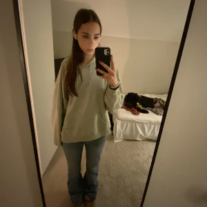 Grön hoodie - Grön hoodie från Lindex. Använt som oversized hoodie. Så skön. Mintgrön. 