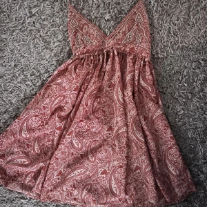 Zara klänning - Säljer denna eftertraktade miniklänningen/sommarklänningen från Zara då den tyvärr inte kommit till användning för mig. Den har fina pärldetaljer och knyt i nacken!! Helt ny, endast provad💖💖