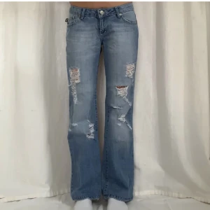 Victoria beckham jeans - Supersnygga Viktoria beckhamjeans (bilder lånade från förra säljaren)💕 knappen var tyvärr sönder när jag köpte dom men har löst det tillfälligt med säkerhetsnål så det går att använda utan problem om man inte vill lämna in dom och laga dom💕