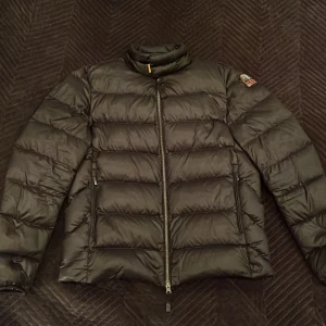 Para Jumper Jacka, Large - Säljer denna fina spara Jumper jacka i dun. Jackan är svart och storlek Large. Skicket är på topp, ser ut som helt ny. Inköpt på NK för 6000kr! Hör av dig vid funderingar eller intresse, PS. Matchade väst från PJS kan fås med för ytterligare 500kr.