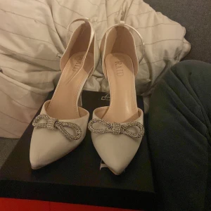 Vita klackar  - Ett par klackar från Raid som jag köpte för ca ett år sedan och använt 2-3 gånger till speciella tillfällen. Inga repor och den är i storlek 37.5