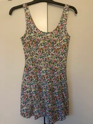 Säljer denna sjukt gulliga klänningen från H&M ❣️ Aldrig använd av mig, men köpte den av en bekant (dock i nyskick) 🫶🏻 