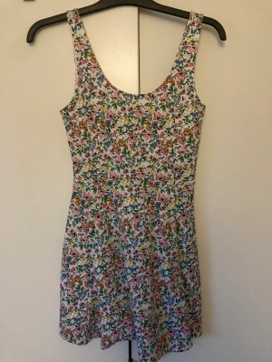 Sommarklänning  - Säljer denna sjukt gulliga klänningen från H&M ❣️ Aldrig använd av mig, men köpte den av en bekant (dock i nyskick) 🫶🏻 