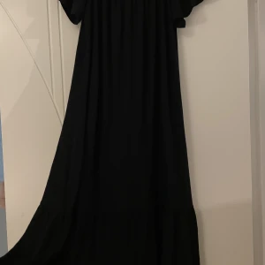 Svart klänning  - Klänning med volang 