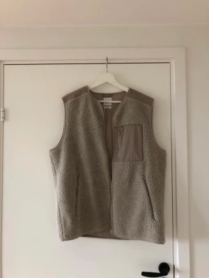 Dobber Teddy vest  - Beige-Grå Dobber väst i nyskick köpt för 799kr storlek L