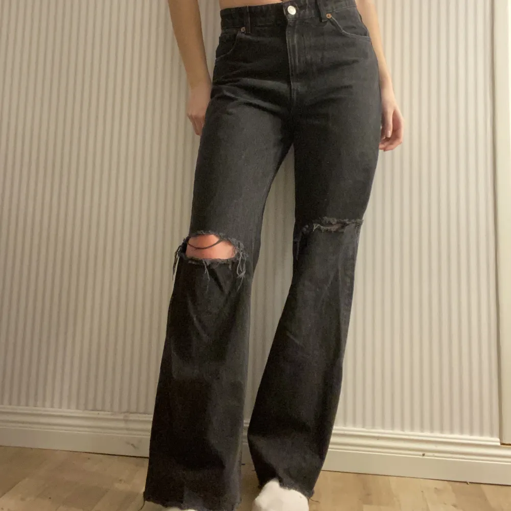Snygga baggy/straightfit jeans ifrån Zara i storlek 38😽🫶⭐️💘 Sitter bra men oversized (i och med jeansmodellen) på mig som är 177 cm och bär M/38 i vanliga fall💌. Jeans & Byxor.