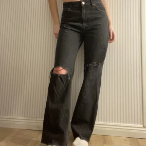 Zara jeans - Snygga baggy/straightfit jeans ifrån Zara i storlek 38😽🫶⭐️💘 Sitter bra men oversized (i och med jeansmodellen) på mig som är 177 cm och bär M/38 i vanliga fall💌
