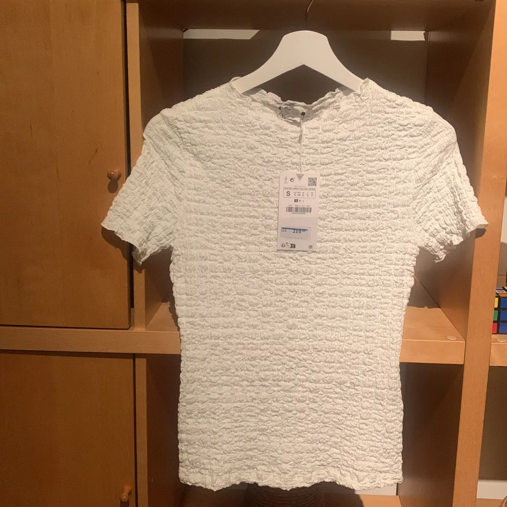 Oanvänd ny kortärmad tröja i storlek s Nypris 219 sälja för 150 Köparen står för frakten . T-shirts.