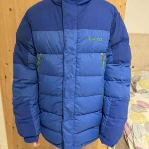 Marmot dunjacka - Tålig dunjacka i bra skick! Smarta, rymliga fickor och justerbar luva. Funkar perfekt nu till vintern då den är tjock och varm❄️