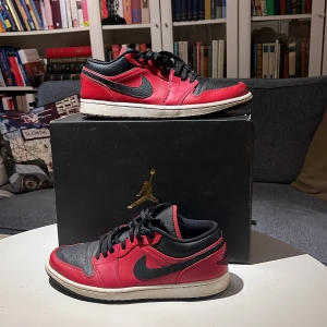 Air Jordan 1 low ”Reverse bred”  - Riktigt snygga skor i väldigt fint skick! Enkla att matcha och passar fint till det mesta! Skick: 8/10 Retailpris: 2599kr Mitt pris: 350kr