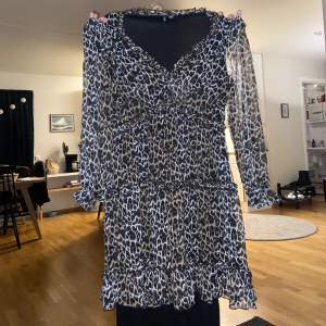 Leopard mönstrad klänning Storlek: L (passar M) Knappt använd 
