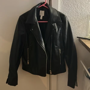 Skinnjacka  - Hm skinnjacka, några år gammal men aldrig använd så imprincip i nyskick 