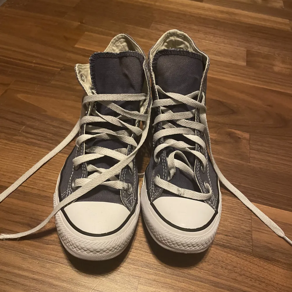 Säljer dessa använda converse skor som är ganska slitna därav priset❤️. Skor.